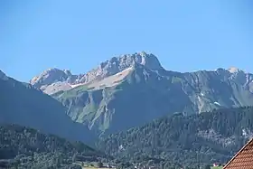 La pointe du Midi (au centre) entourée par la pointe Dzérat ou pointe Est du Midi à gauche et la pointe Blanche à droite vues depuis Marignier au nord.