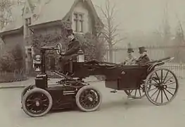 Au bois de Boulogne, un rare landau tracté automobile (1899).