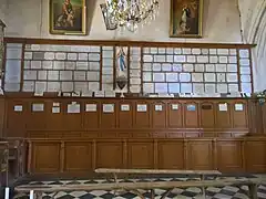 Mur d'ex-voto dans la chapelle latérale.