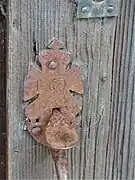 Serrure du portail de l'église portant la date de 1767.