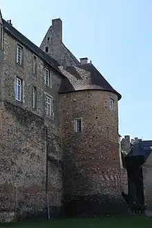 Vue d'un bâtiment comportant une tour dont la base est décorée