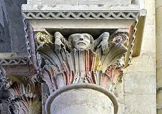 Chapiteau d'un pilier de la nef.