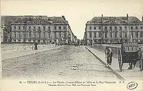 Le  musée, l'ancien hôtel de ville et la rue Nationale, vers 1910.