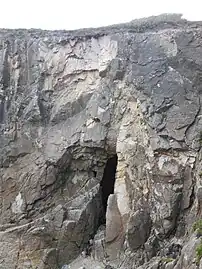 Faille latérale servant d'entrée