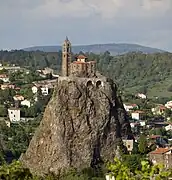 Église Saint-Michel d'Aiguilhe, Le Puy-en-Velay, au centre.