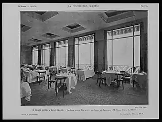 La salle de restaurant avec vue sur la mer.