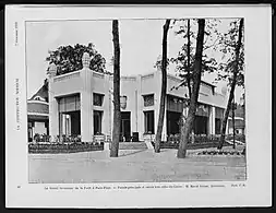 La façade principale et l'entrée vers celles du casino.