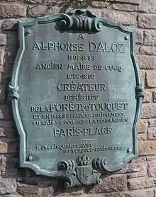 Photo de la plaque en haut de l'escalier de l'hôtel de ville