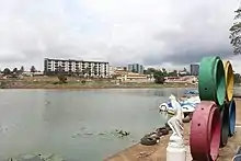 Le bord du lac municipal.