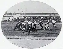 Le demi de mêlée français Abel Albert reçoit le ballon en sortie de mêlée.