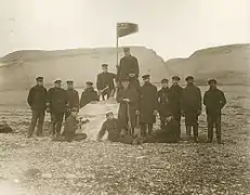 Le drapeau est hissé sur l'Ile Bylot, Pond Inlet, à un endroit baptisé du nom de la Pointe Canada