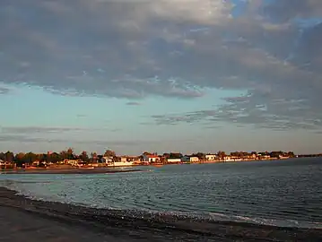 Le hameau des Sablons vu de la plage.