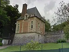 L'un des 2 pavillons conservés (celui le plus à l'ouest), avec vue de la terrasse, 2015.
