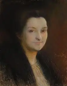 Portrait de trois-quart d'une femme dont seul le buste est visible.