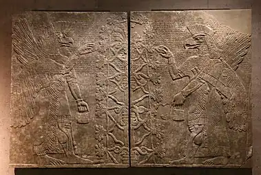 Génies ailés à tête de rapace autour d'un arbre sacré. Musée national d'art égyptien de Munich.