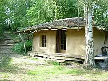 Une petite maison construite en paille