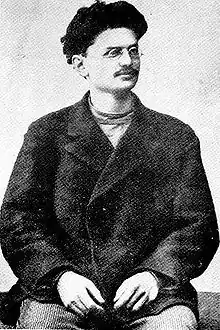 Au no 46 habite Trotsky en 1903 (portrait photographique pris en 1900).
