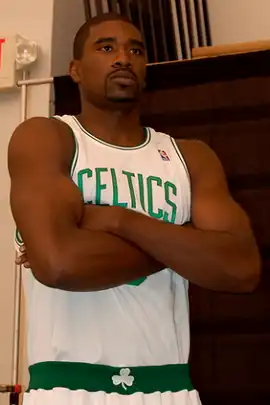 Photo de Leon Powe dans le vestiaire