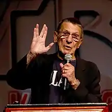 Leonard Nimoy en 2011, faisant un salut vulcain.