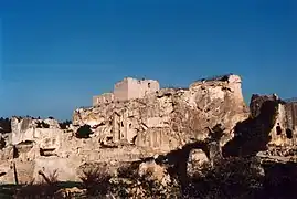 Des monuments, comme le château des Baux, sont évoqués dans le roman.