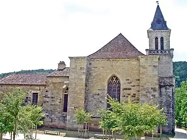 Le chevet de l'église avec des bâtiments du couvent.