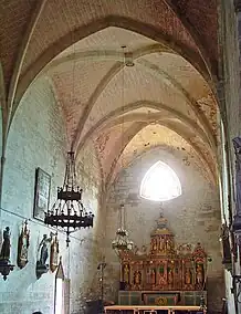 La nef vers l'ouest avec le retable.