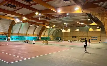 Les courts couverts.