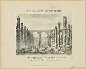 alignement de colonnes de pierre avec des arcades vides au fond