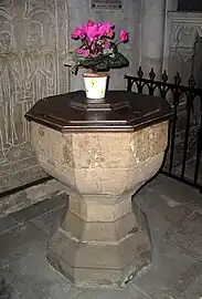 Les fonts baptismaux de l'église, où Jeanne d'Arc reçut le baptême.