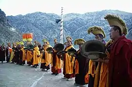 Les moines du Monastère zurmang gaden.