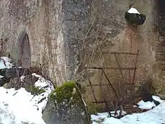 Charrue destinée au travail de la vigne sur terrains caillouteux.