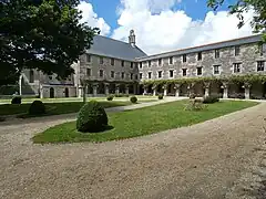 Vue du jardin, de la chapelle et du couvent en 2021