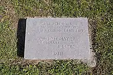 Petite stèle gravée du nom du mort.