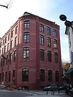 Détails de la façade avec décoration en briques blanches.