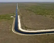 Un canal traversant des zones inhabitées.