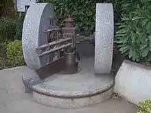 Meules traditionnelles verticales (France).