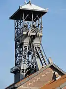 Le chevalement du puits no 2, différent du premier.