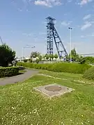 Le puits no 1 ter, et en arrière-plan, le puits no 1 bis.