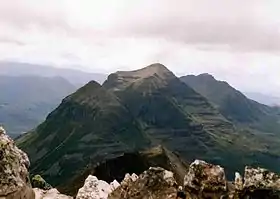 Vue du Liathach depuis le Beinn Eighe avec du premier au dernier plan : Stuc a' Choire Dhuibh Bhig (915 m), Spidean a' Choire Lèith (1 055 m) et Mullach an Rathain (1 023 m).