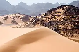 Dunes mouvantes, rochers et montagnes dans le Tadrart Acacus, au sud-ouest de la Libye.