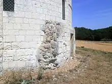 Photographie en couleur d'une porte percée dans un mur courbe.