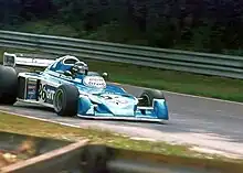 Photo d'une monoplace bleue et blanche en piste, vue depuis l'avant.