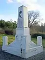 Le monument aux morts à proximité de l'église et de la mairie (fév. 2010).
