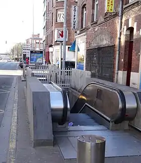 Une des entrées de la station.
