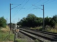 La ligne ferroviaire à double voie en direction de Clermont-Ferrand et électrifiée par caténaires