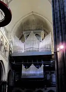 Photographie en couleurs des trois niveaux de tuyaux suspendus dans le transept, vus de biais.