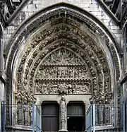 Photographie en couleurs du portail vu de face, du pied de la statue de saint Eubert à l'archivolte.