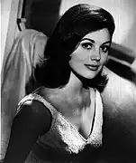 Femme blanche aux cheveux bruns.