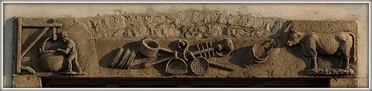 Linteau gravé de l'ancienne fromagerie de Doubs.