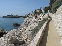 Le sentier littoral à l'Est du cap d'Ail que l'on voit au fond, à gauche.